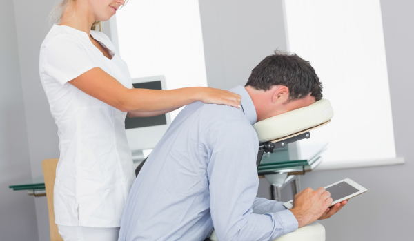 Periodieke stoelmassages bij kantoormedewerkers.jpg